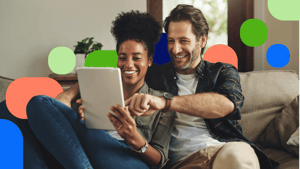 Paar mit Tablet auf Sofa