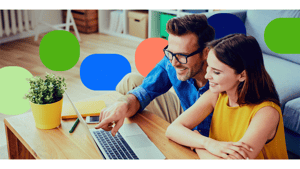 Mann und Frau im Wohnzimmer am Laptop